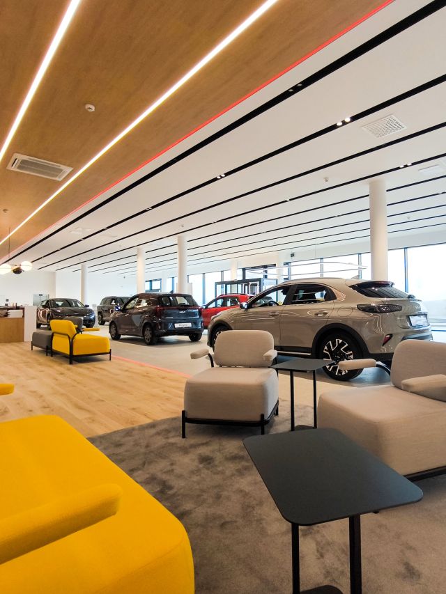 TUkas Kia Showroom 09