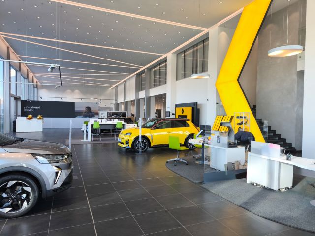 Renault showroom 11_25 02