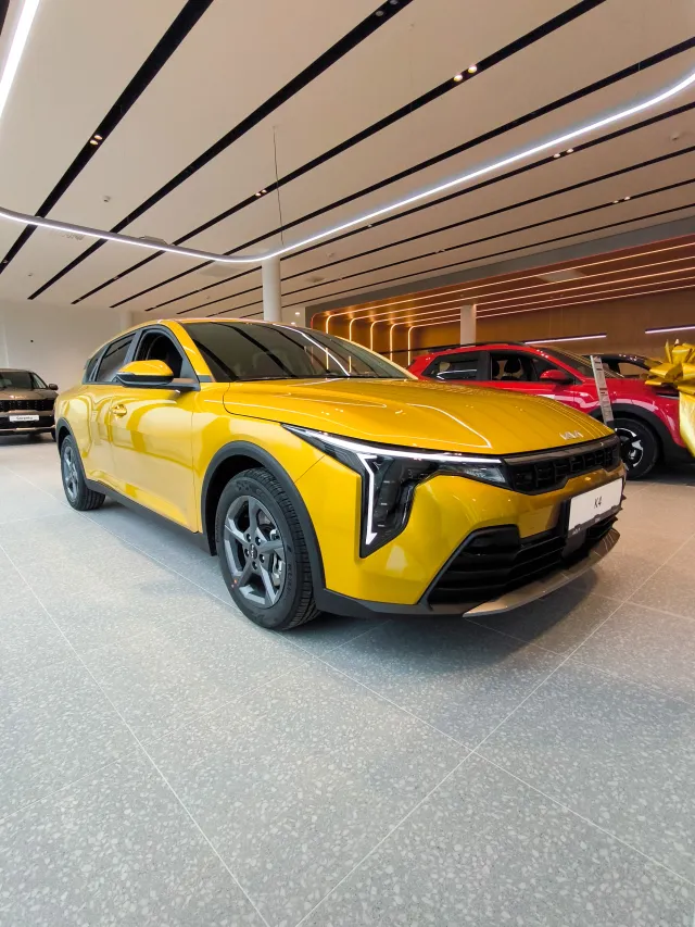 Kia K4 showroom 02