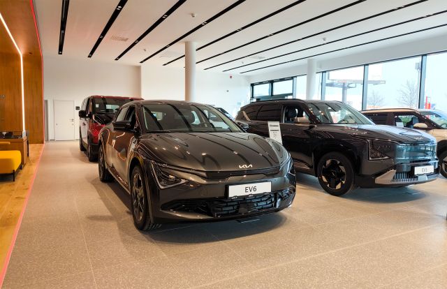 TUkas Kia Showroom 13