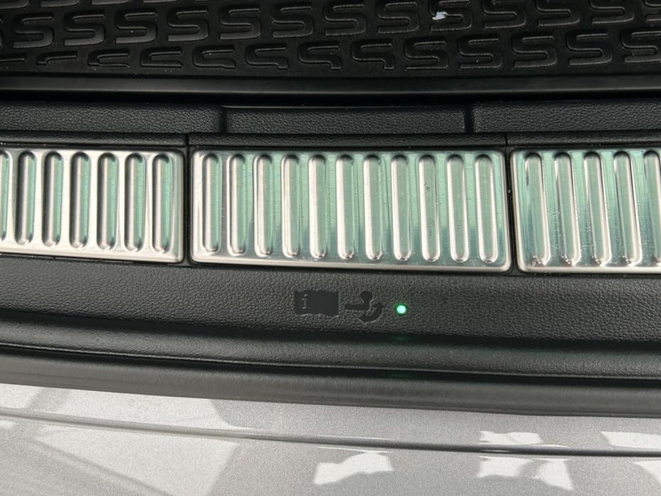 30595767