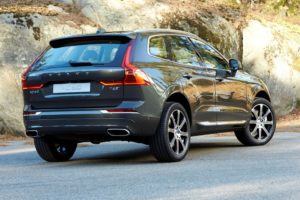 Volvo XC60 stojící u skály zezadu