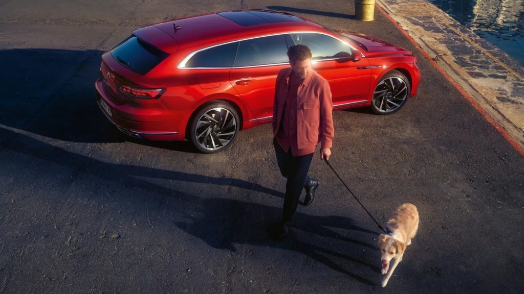 at0353-shootingbrake-3-4-back-side-man-with-dog