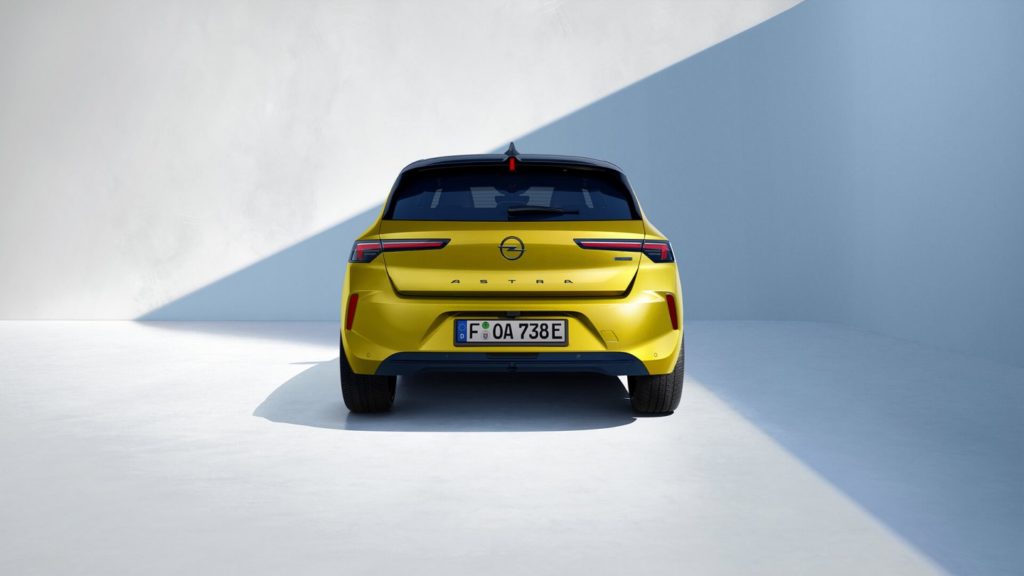 opel-astra-hatchback-hybrid-exterior-rear-16x9-assol22-e01-024